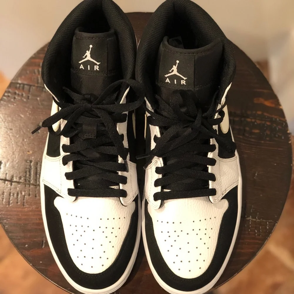 Air Jordan 1 Retro Mid “Tuxedo”